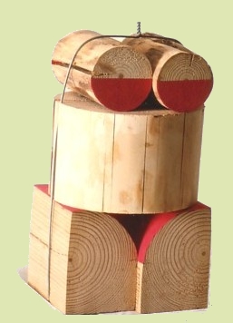 1990 - Weiblicher Torso - Holz, Acryl, Draht - 15x15x25cm.jpg